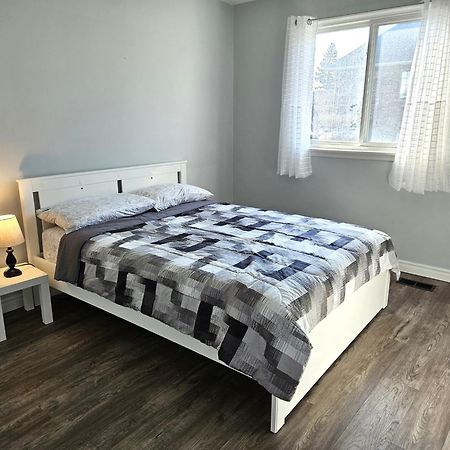 Modern Quiet Home By The Airport Мисисага Екстериор снимка