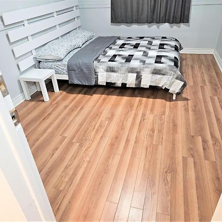 Modern Quiet Home By The Airport Мисисага Екстериор снимка