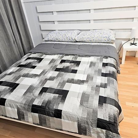 Modern Quiet Home By The Airport Мисисага Екстериор снимка