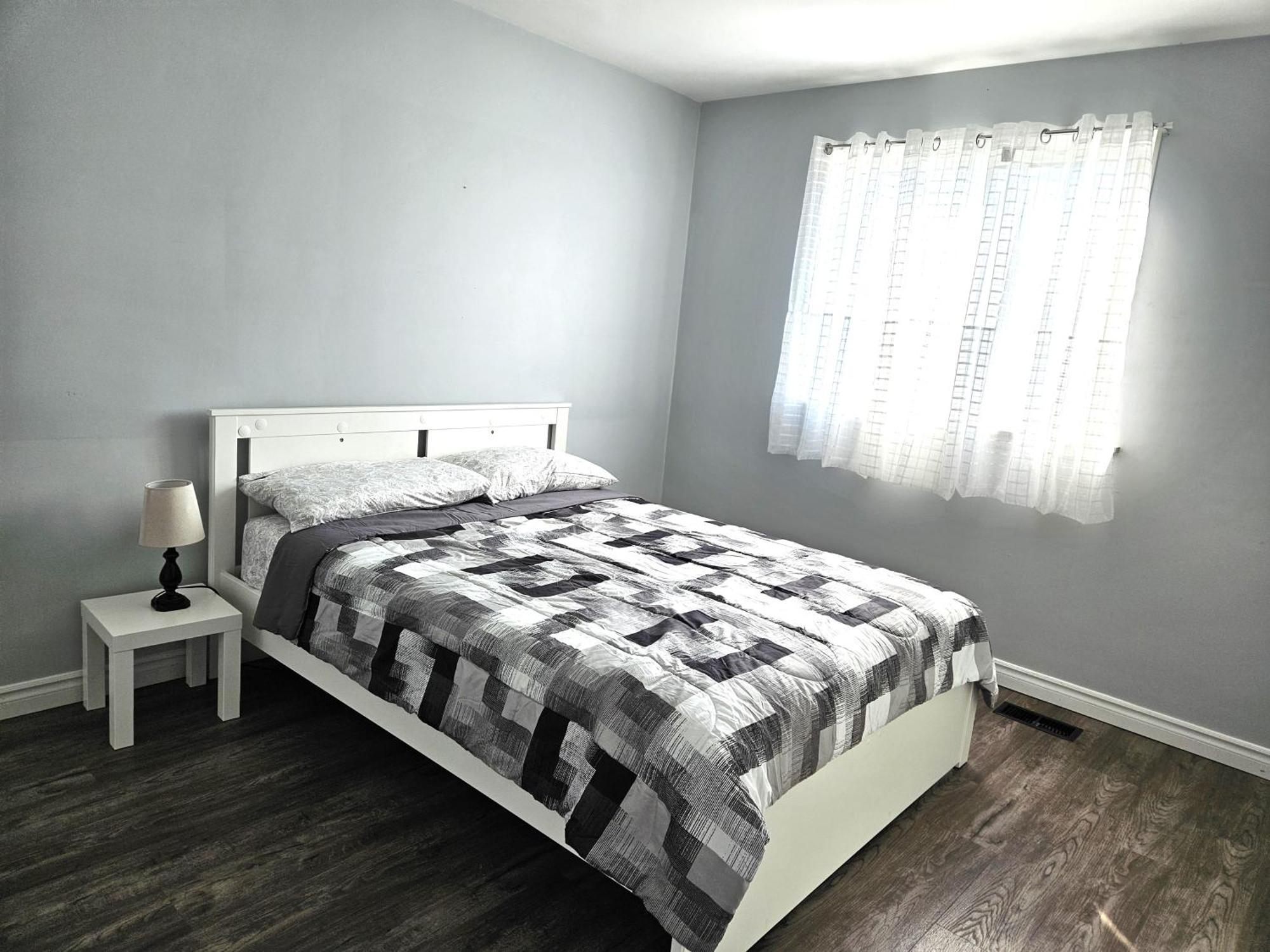 Modern Quiet Home By The Airport Мисисага Екстериор снимка