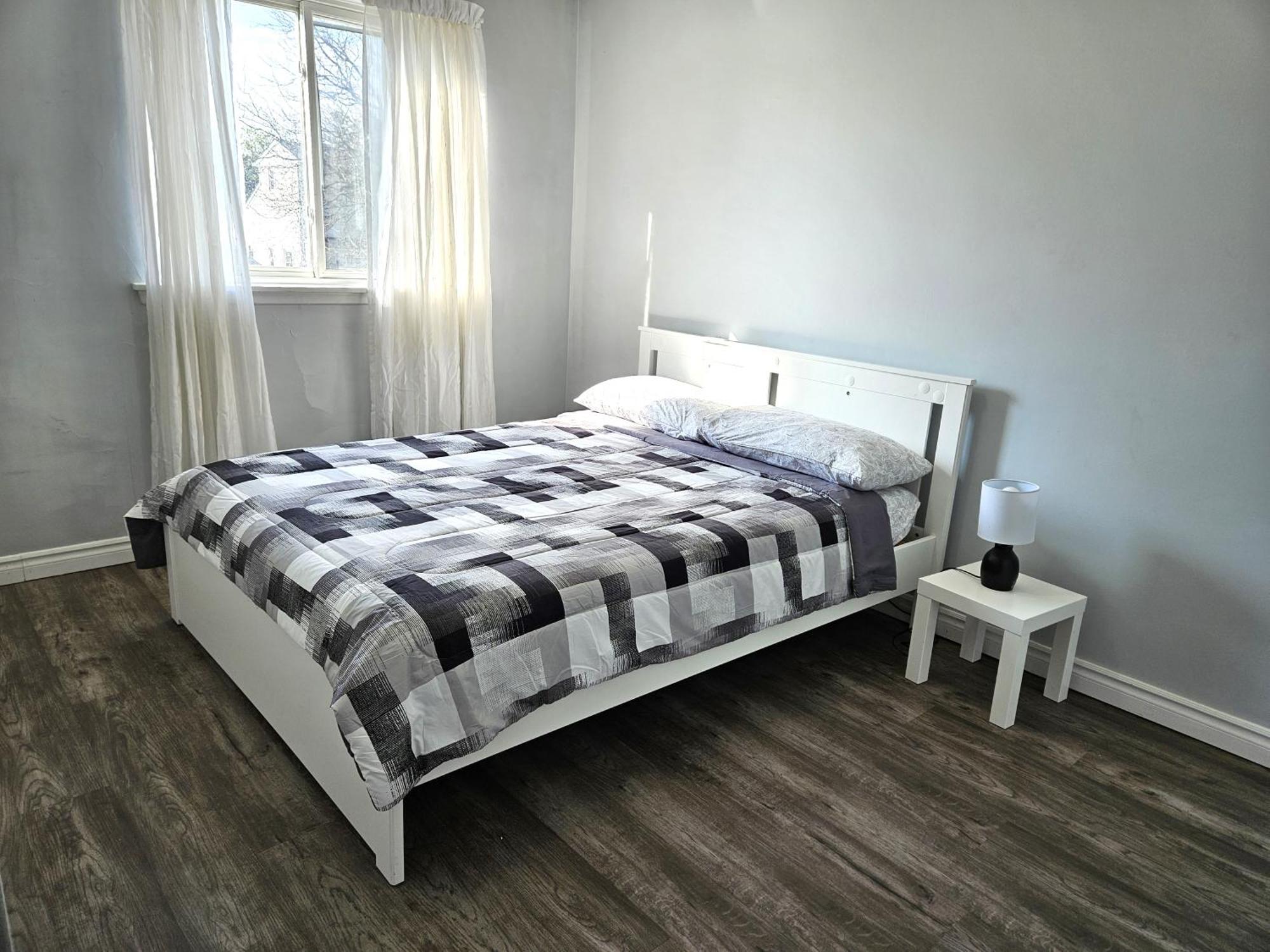 Modern Quiet Home By The Airport Мисисага Екстериор снимка