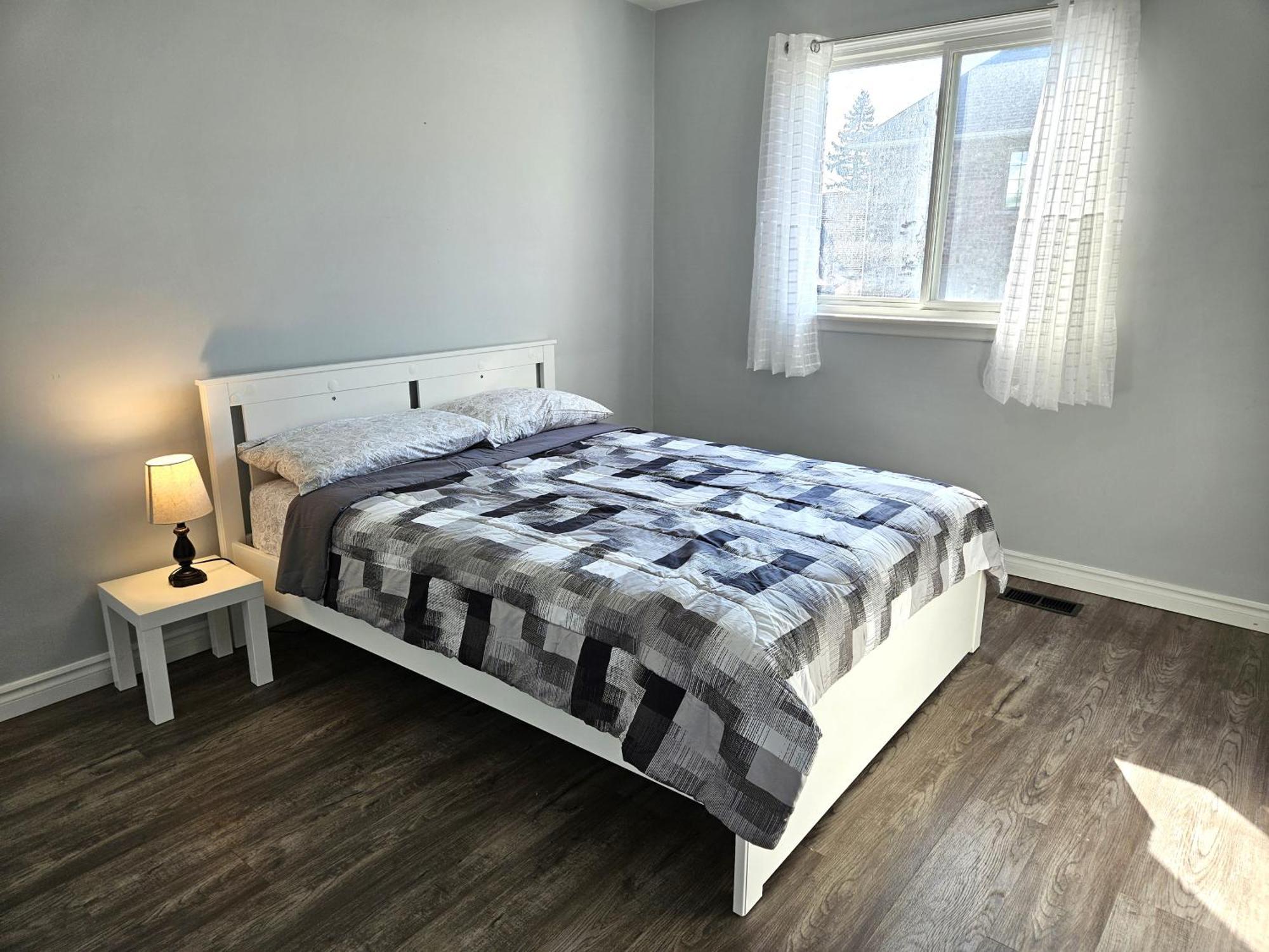 Modern Quiet Home By The Airport Мисисага Екстериор снимка
