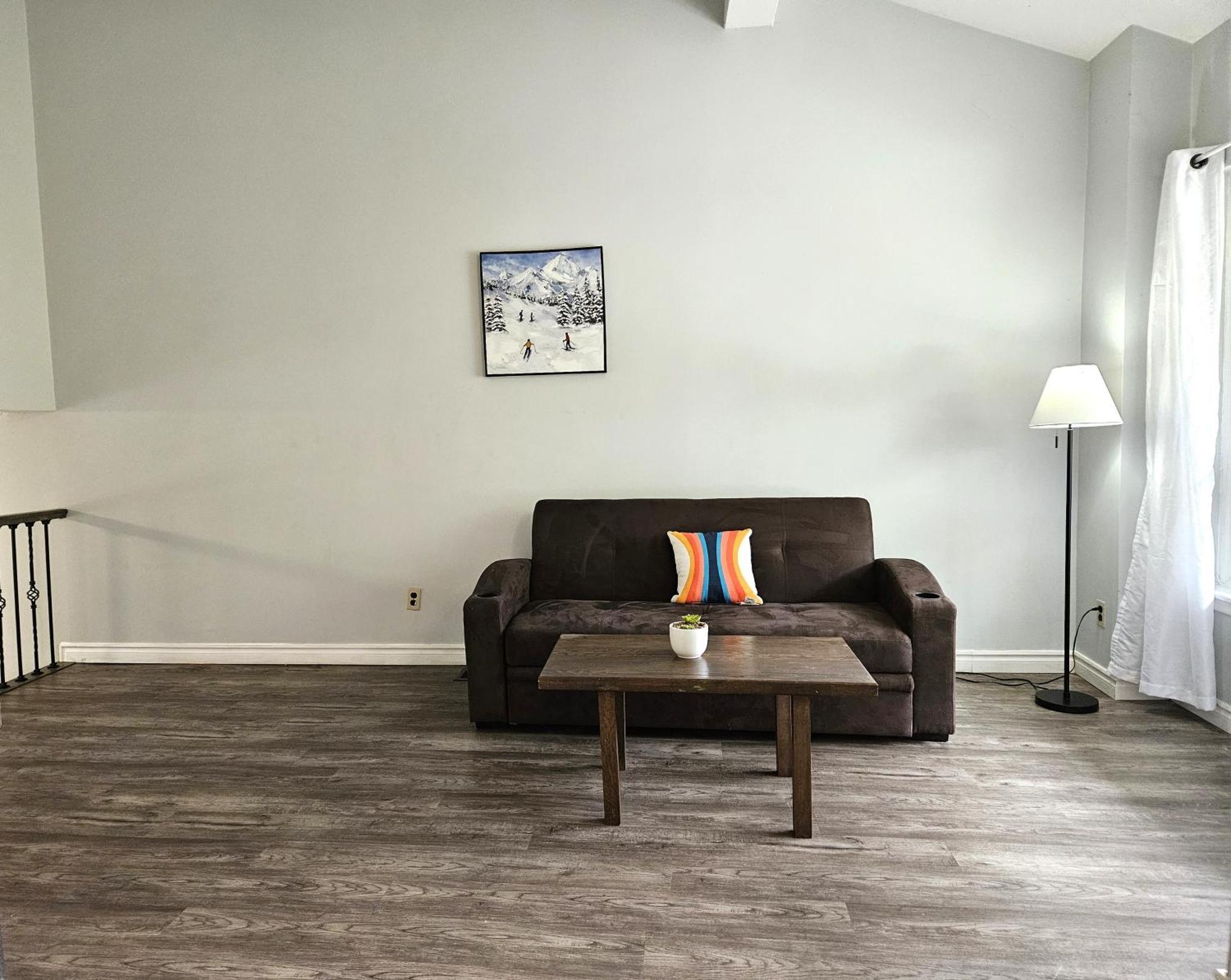Modern Quiet Home By The Airport Мисисага Екстериор снимка