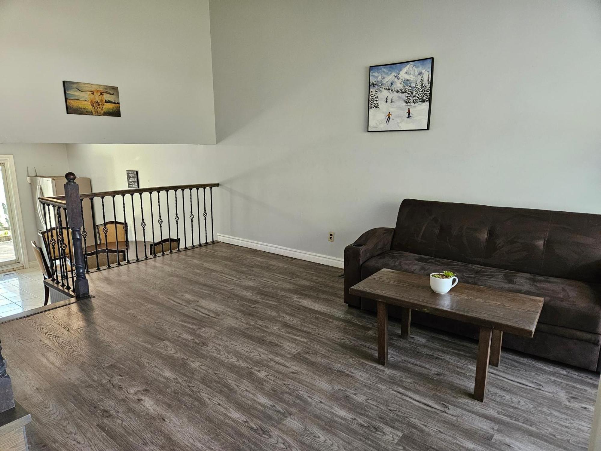 Modern Quiet Home By The Airport Мисисага Екстериор снимка