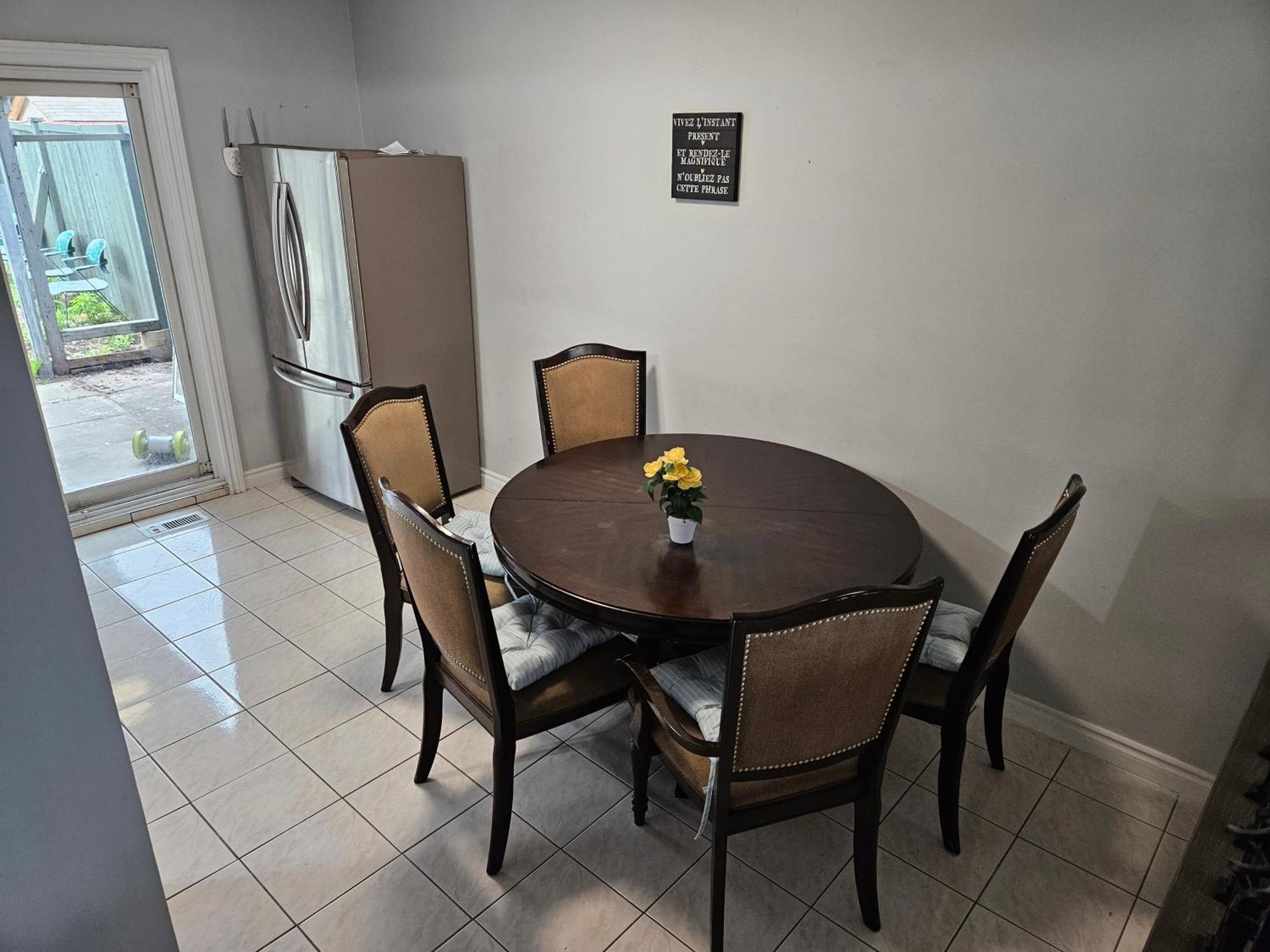 Modern Quiet Home By The Airport Мисисага Екстериор снимка