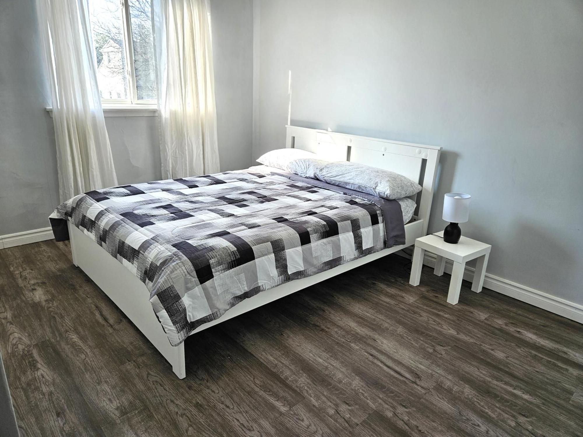 Modern Quiet Home By The Airport Мисисага Екстериор снимка