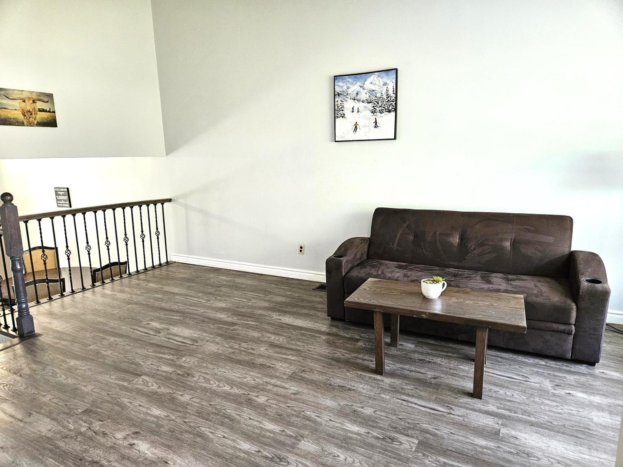 Modern Quiet Home By The Airport Мисисага Екстериор снимка