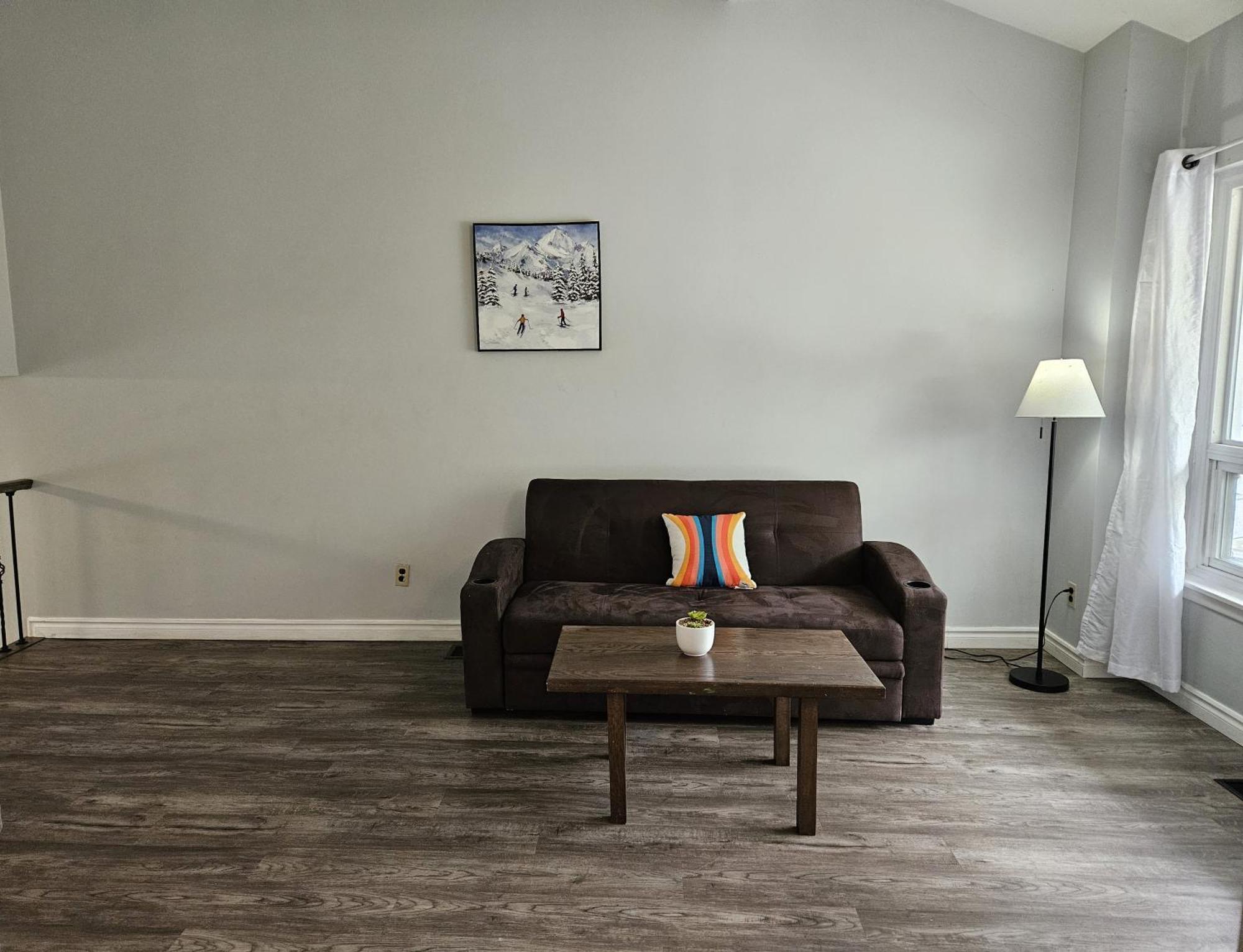 Modern Quiet Home By The Airport Мисисага Екстериор снимка