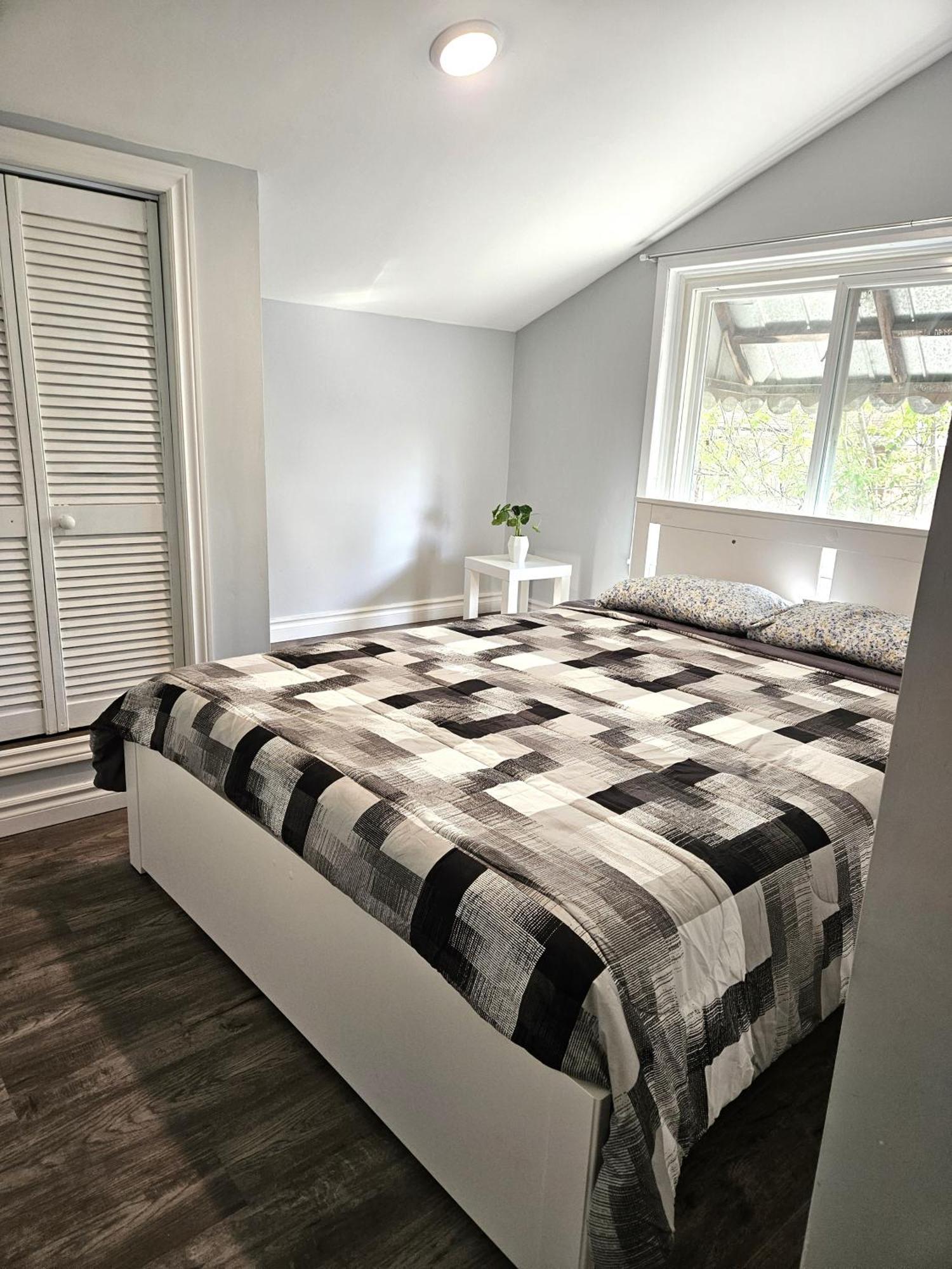 Modern Quiet Home By The Airport Мисисага Екстериор снимка