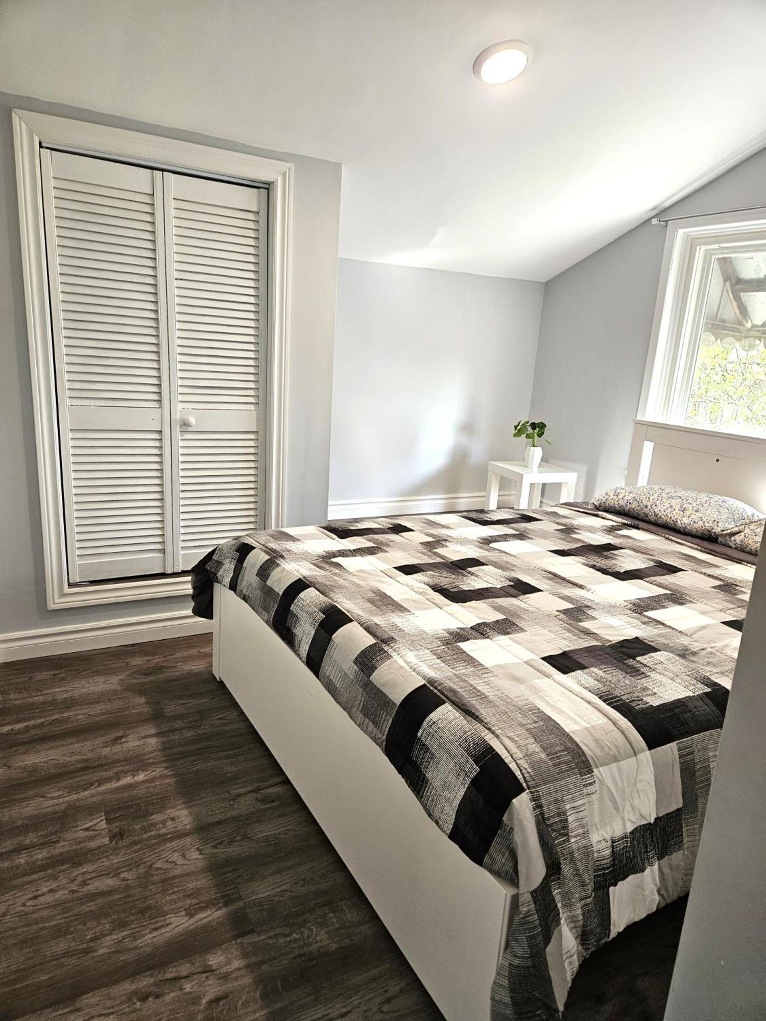 Modern Quiet Home By The Airport Мисисага Екстериор снимка
