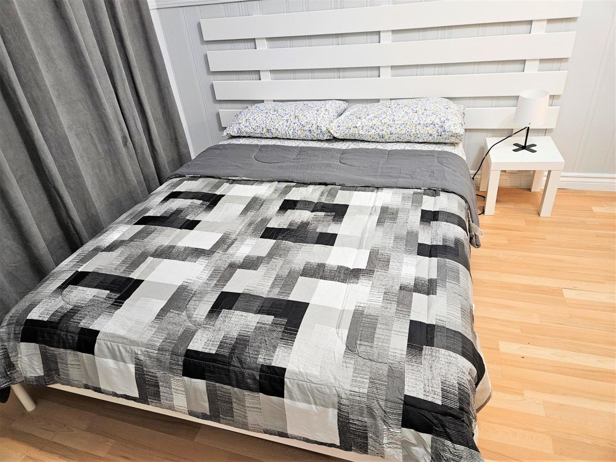 Modern Quiet Home By The Airport Мисисага Екстериор снимка