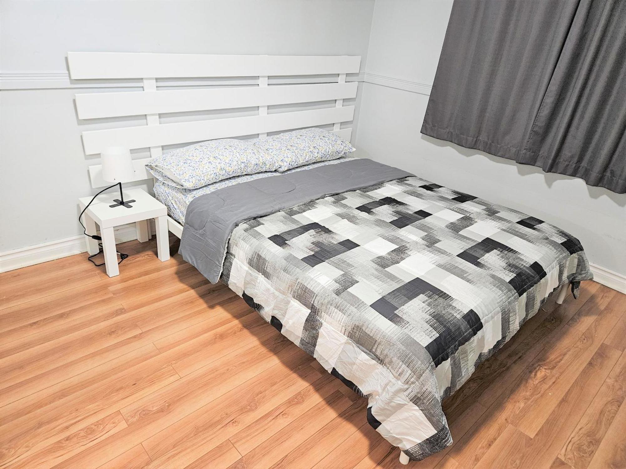 Modern Quiet Home By The Airport Мисисага Екстериор снимка